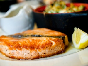 cooked-fish-on-plate-2374946.jpg